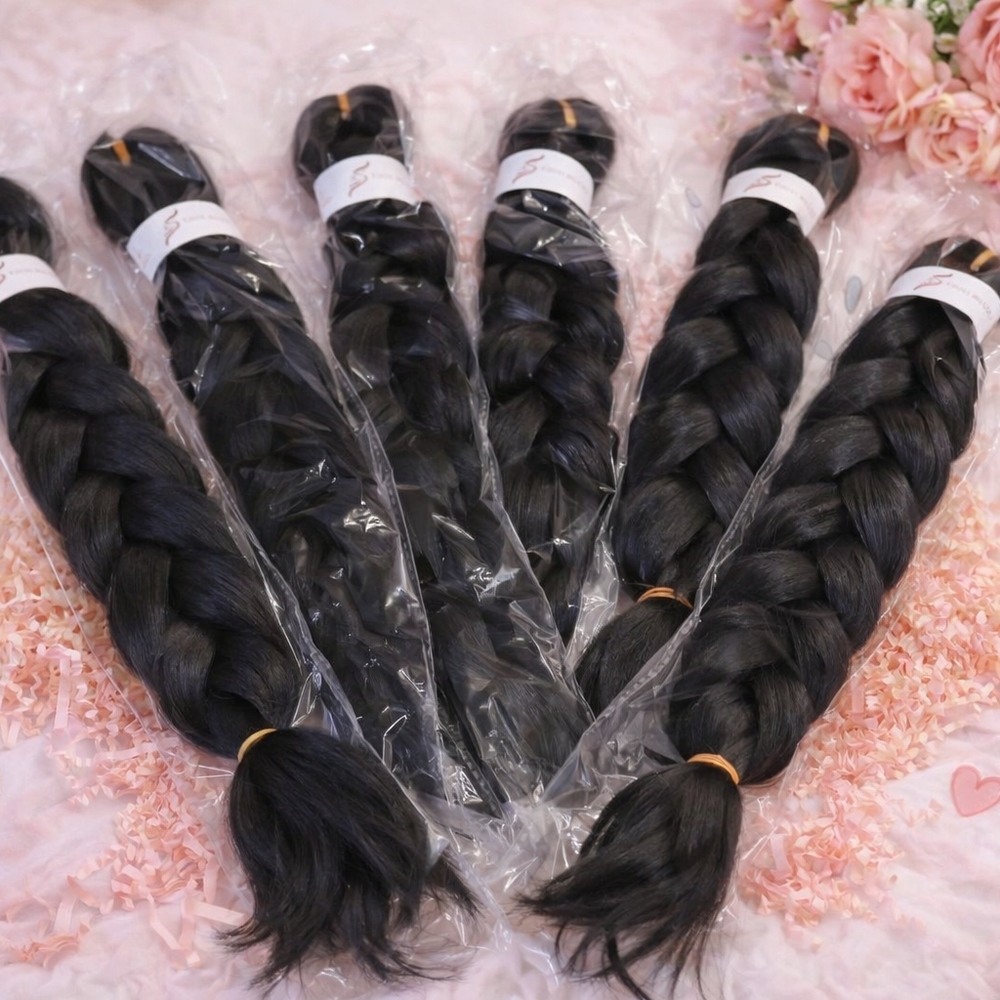 Beautiful black synthetic braiding hair, perfect for creating stunning braided s